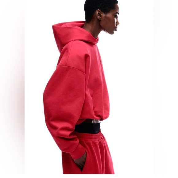 MAGDA BUTRYM H&M
MOTIF-DETAIL HOODIE WITH SHOULDER PADS
I have matching pants - Picture 3 of 5